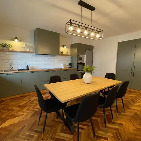 Coral Apartment *